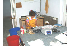 1で決定した仕様内容を指示書に記入して型と一緒に工場へ発注します。工場ではベース製作から始め、次に植毛担当部署に移り指示書通りに毛を植えていきます。最後は検品担当部署に移り仕様指示書や型と照合されます。合格ラインに達していない場合は出荷されずに調整し再検品します。ハンドメイドなのである程度の製作日数がかかります。